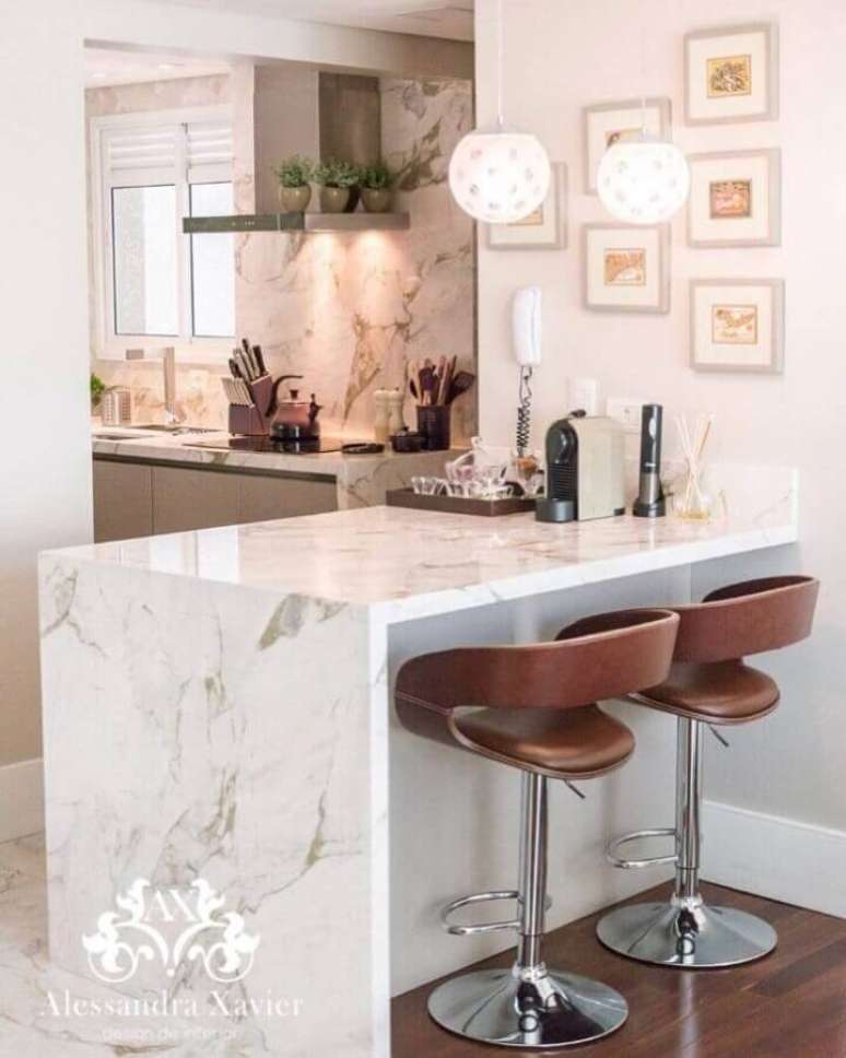 9. Decora&ccedil;&atilde;o com bancada pequena feita em m&aacute;rmore branco Carrara &ndash; Foto: Alessandra Xavier
