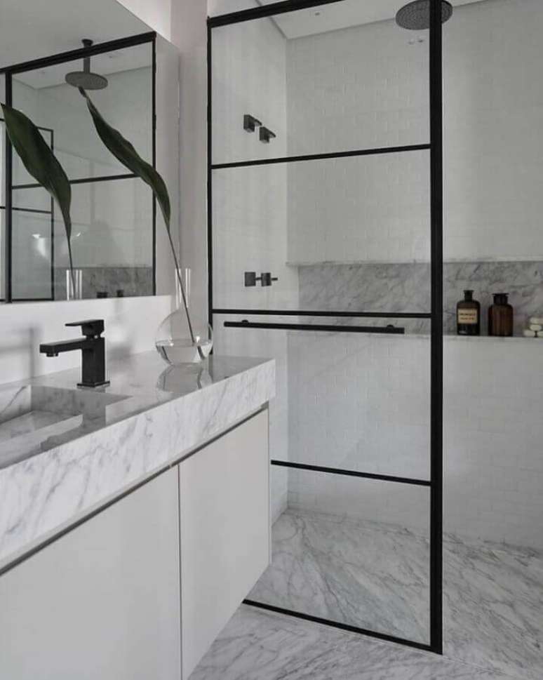 10. Banheiro minimalista preto e branco decorado com bancada de mármore branco – Foto: Nildo José Arquitetura