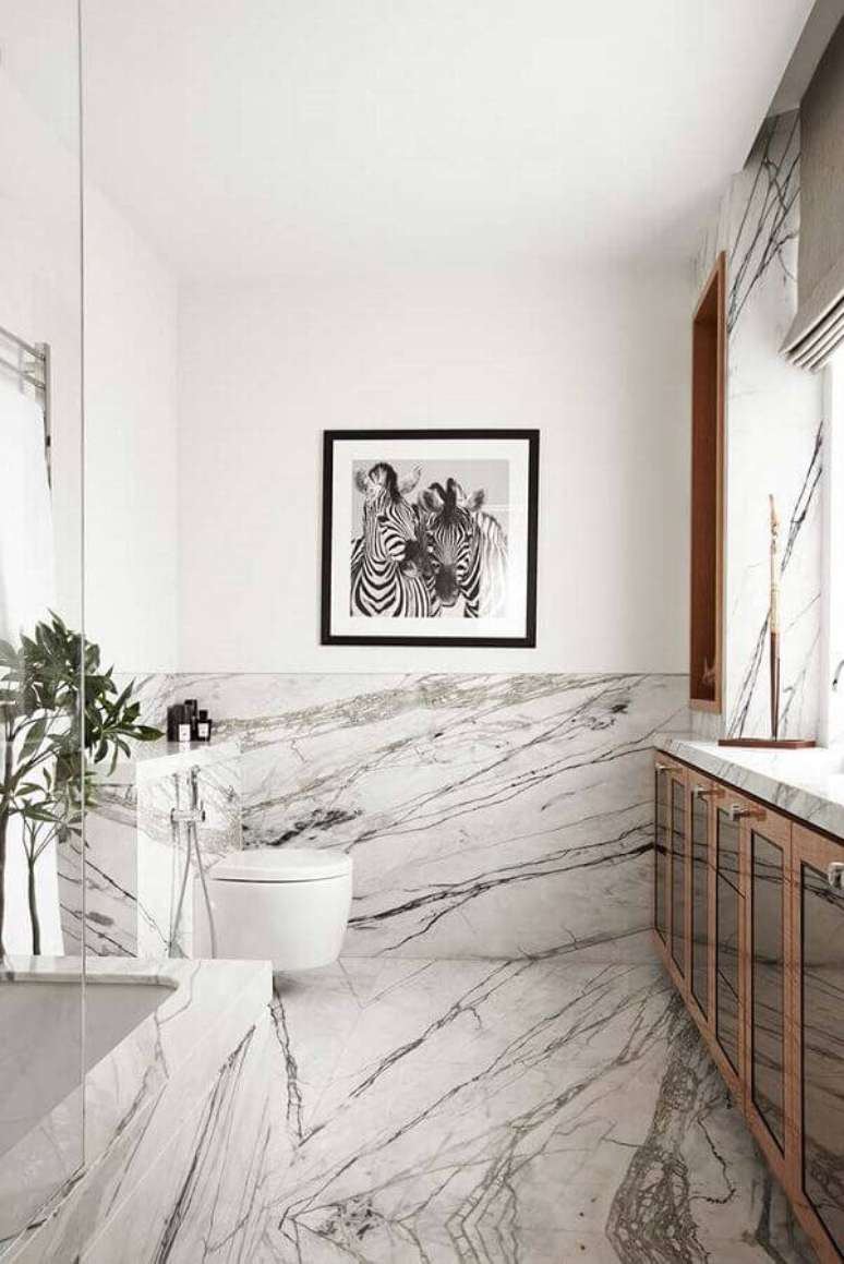11. Banheiro decorado com m&aacute;rmore branco Carrara &ndash; Foto: Visuelle Magazine