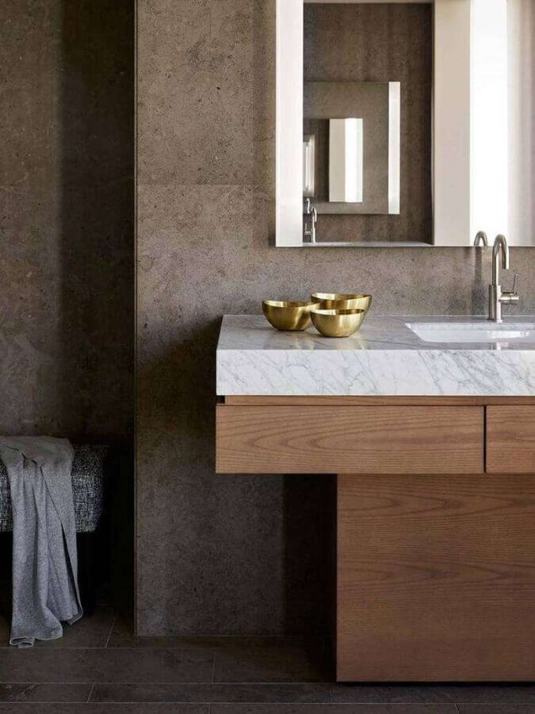 12. Banheiro decorado com mármore branco e madeira – Foto: Wood Save