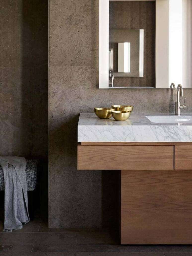12. Banheiro decorado com m&aacute;rmore branco e madeira &ndash; Foto: Wood Save