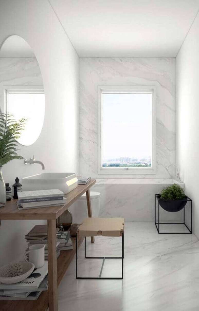 14. Decoração clean para banheiro pequeno com mármore branco Piguês e bancada de madeira – Foto: Wood Save