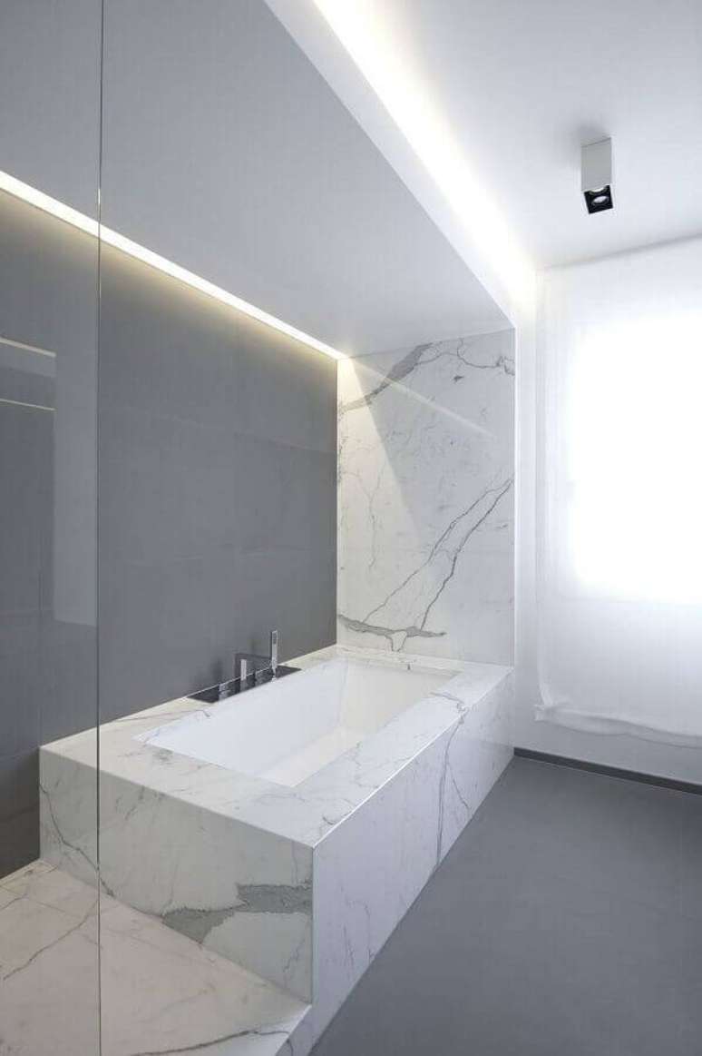 15. Banheiro minimalista com banheira feita em pedra de mármore branca – Foto: Archilovers