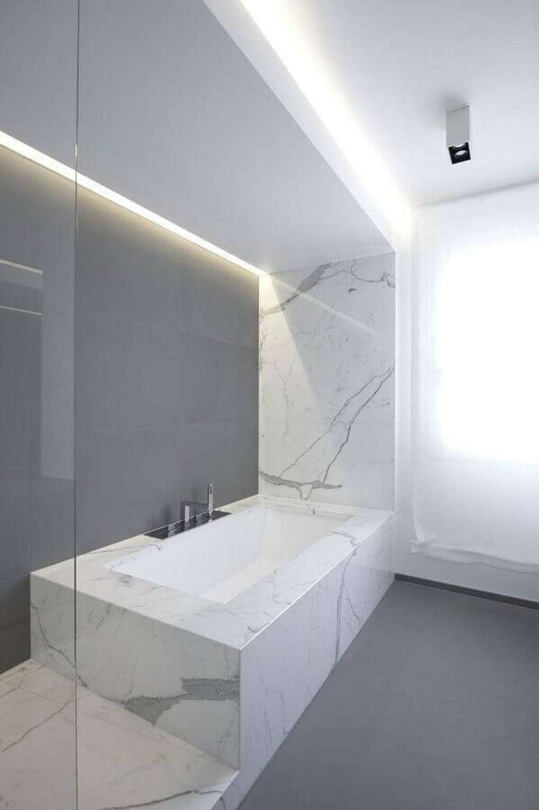 15. Banheiro minimalista com banheira feita em pedra de m&aacute;rmore branca &ndash; Foto: Archilovers