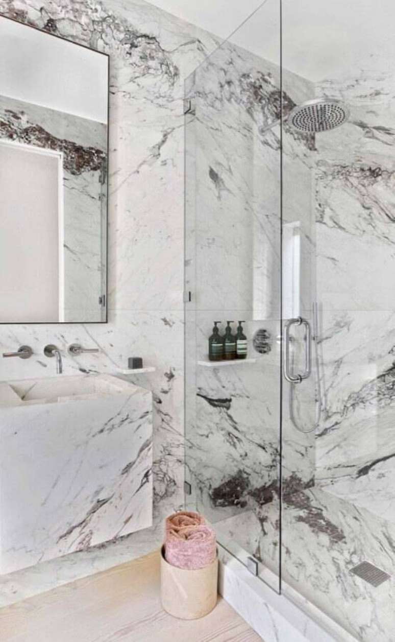 17. Banheiro sofisticado todo decorado com pedra de mármore branca – Foto: HemeIT