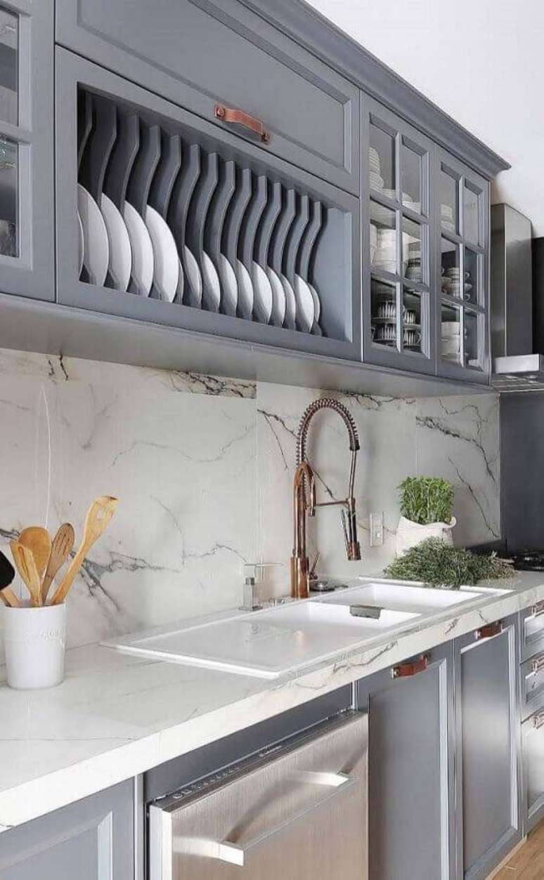 26. Mármore branco carrara para decoração de cozinha planejada com armários cinza – Foto: Behance