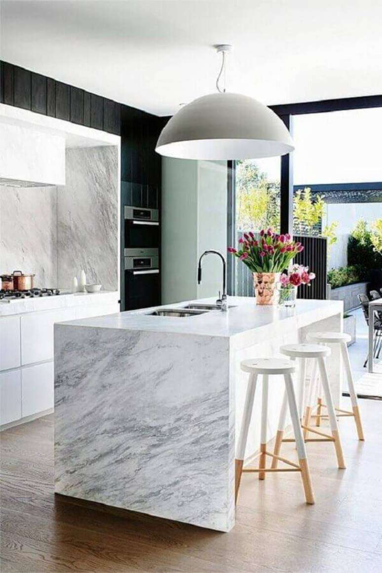 27. Ilha de cozinha feita em mármore branco para decoração sofisticada e moderna – Foto: Papo de Design