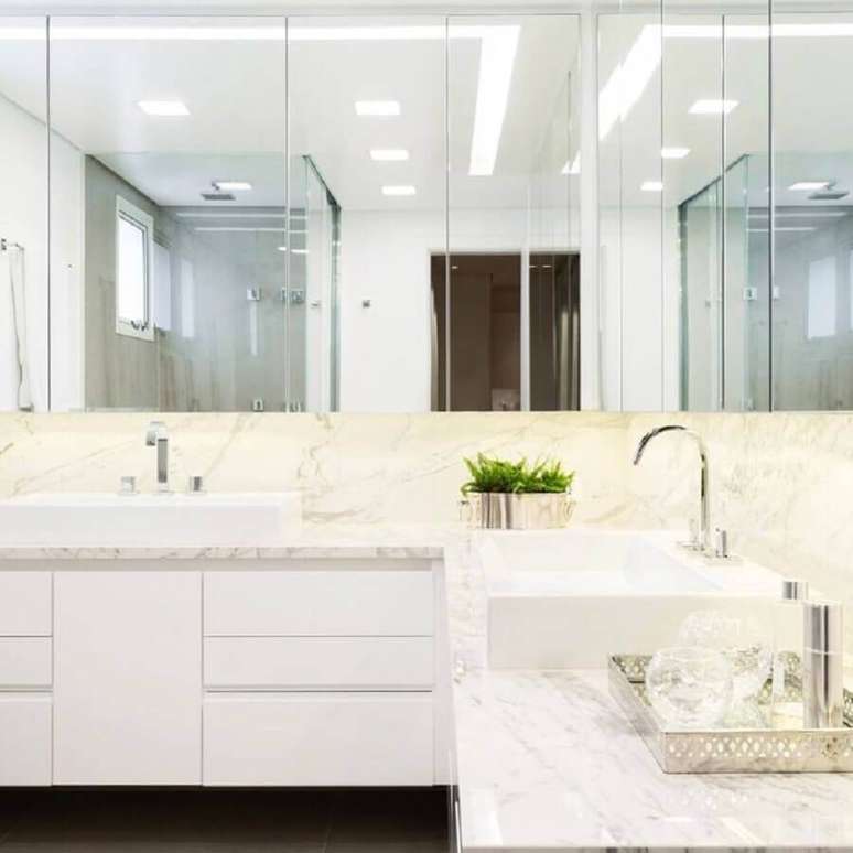 29. Decora&ccedil;&atilde;o clean para banheiro todo branco com bancada de m&aacute;rmore branco &ndash; Foto: Carolina Gava Arquitetura