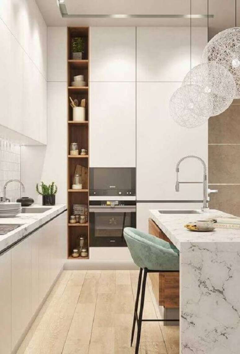 31. Cozinha moderna planejada decorada com mármore branco Calacatta e pendentes delicados – Foto: Ideias Decor