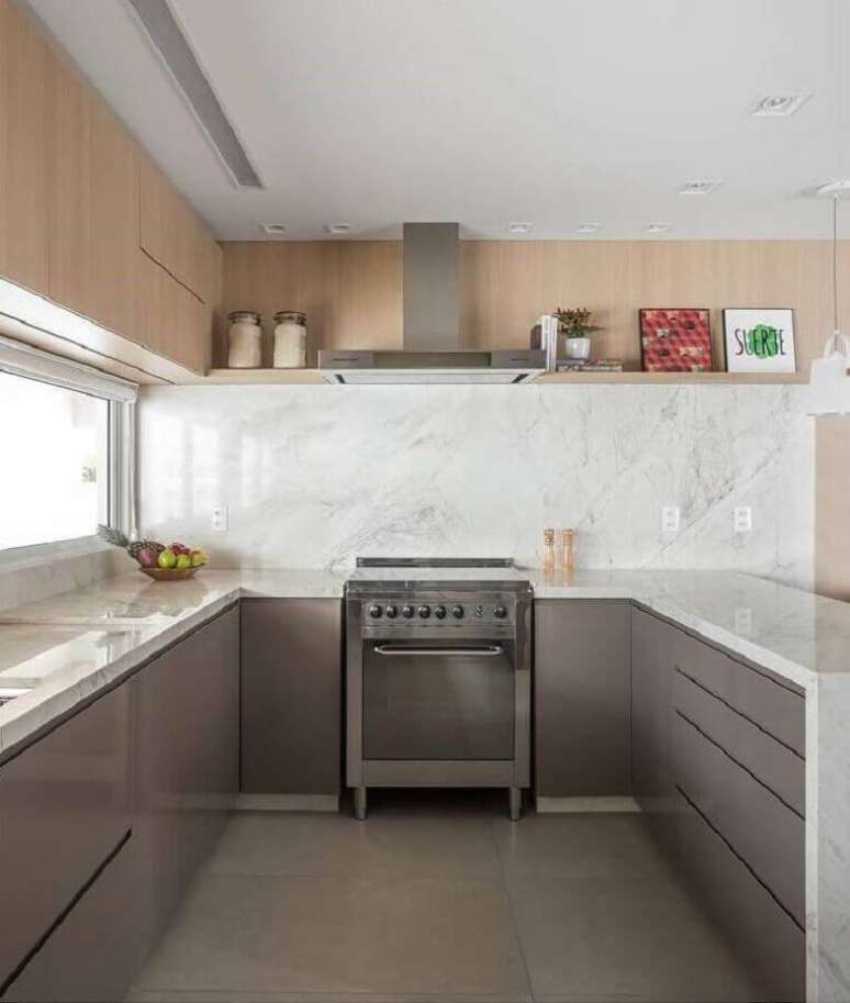 35. Bancada de mármore branco para cozinha planejada com armários cinza – Foto: Motiv Arquitetura