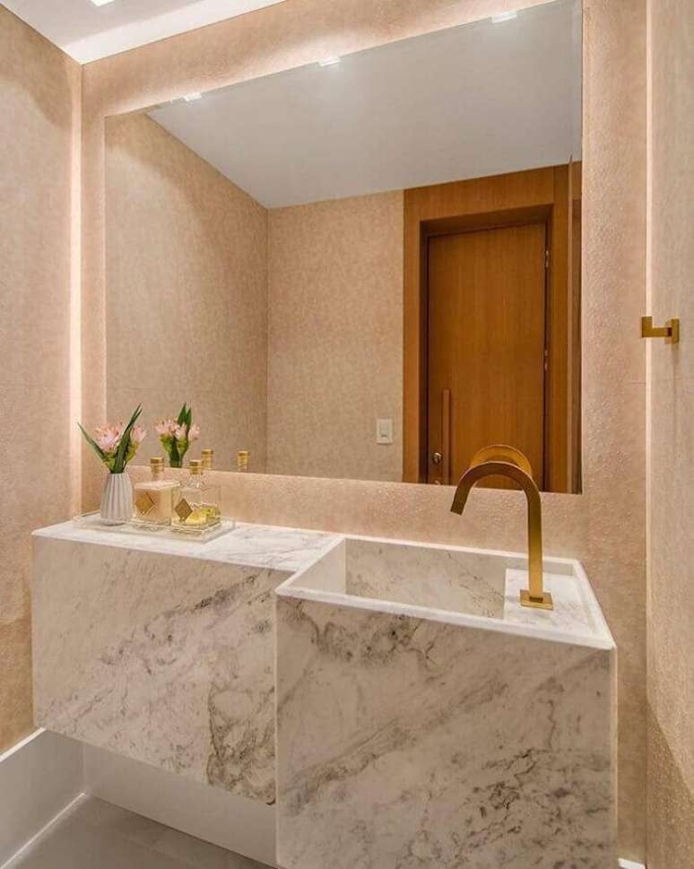 37. Decoração em tons claros e nutros para banheiro com bancada de mármore branco com pia esculpida – Foto: Bedecker + Sperb Arquitetura