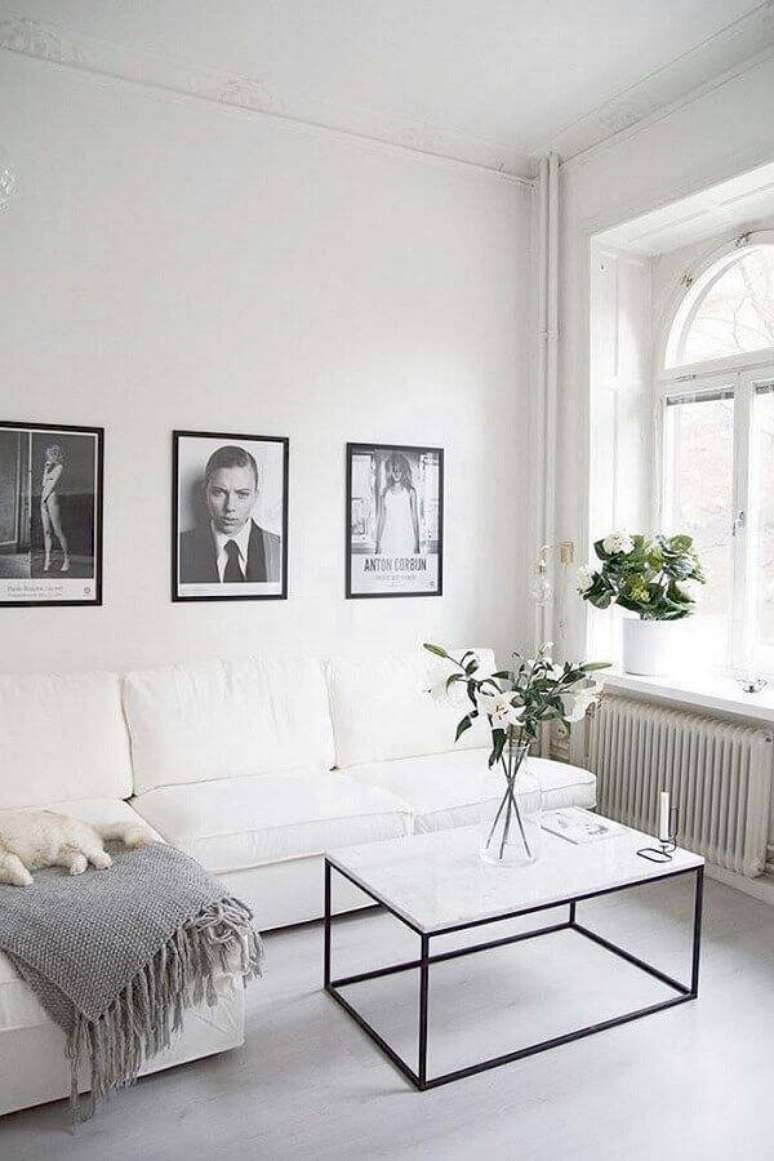 39. Decoração minimalista para sala com mesa de centro de mármore branco – Foto: We Heart It