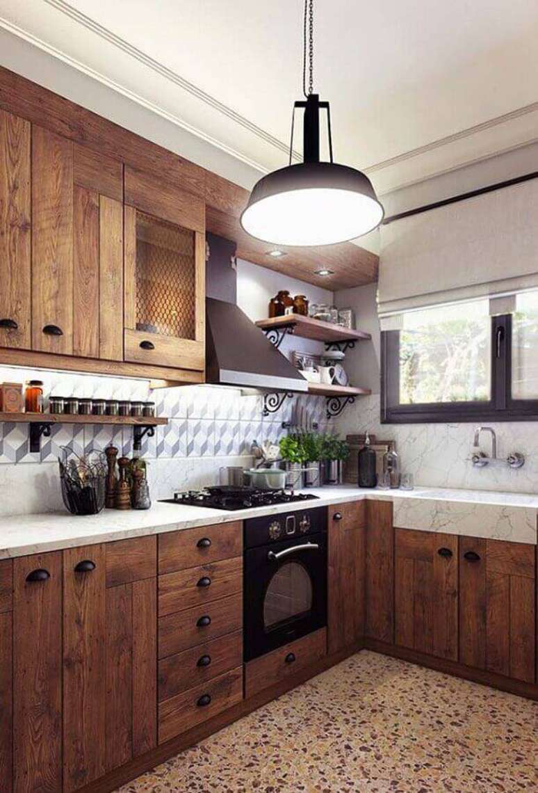 40. Decora&ccedil;&atilde;o para cozinha r&uacute;stica com arm&aacute;rios de madeira e bancada de m&aacute;rmore branco &ndash; Foto: Archilovers