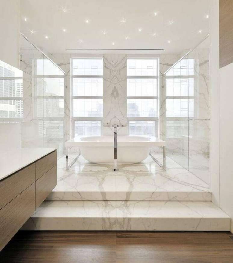41. Banheiro amplo e sofisticado todo branco decorado com piso de mármore branco Calacatta – Foto: Archilovers