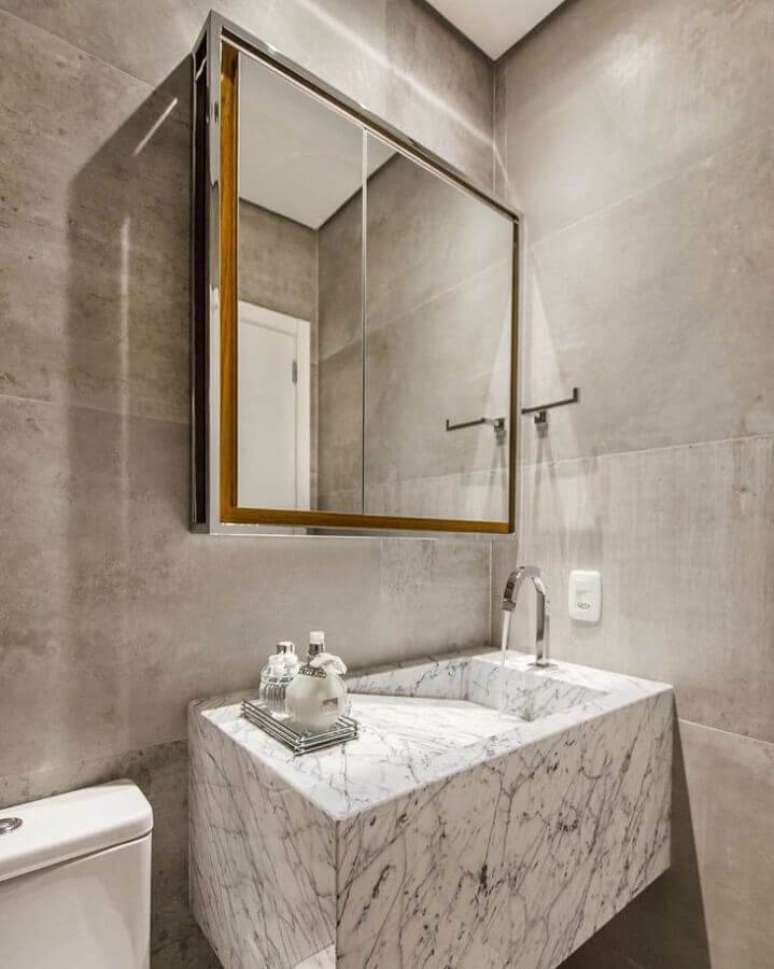 49. M&aacute;rmore branco Carrara para banheiro moderno com parede de cimento queimado &ndash; Foto: Studio Colnaghi Arquitetura