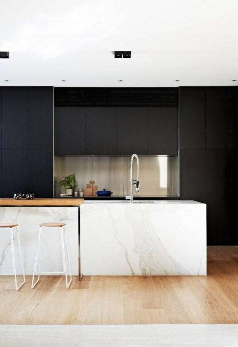 50. Ilha feita em pedra de mármore branco para cozinha moderna com armários pretos – Foto: Architizer
