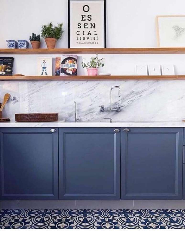 51. Pedra de mármore branca para decoração de cozinha com armários azuis e prateleiras de madeira – Foto: Ideias Decor