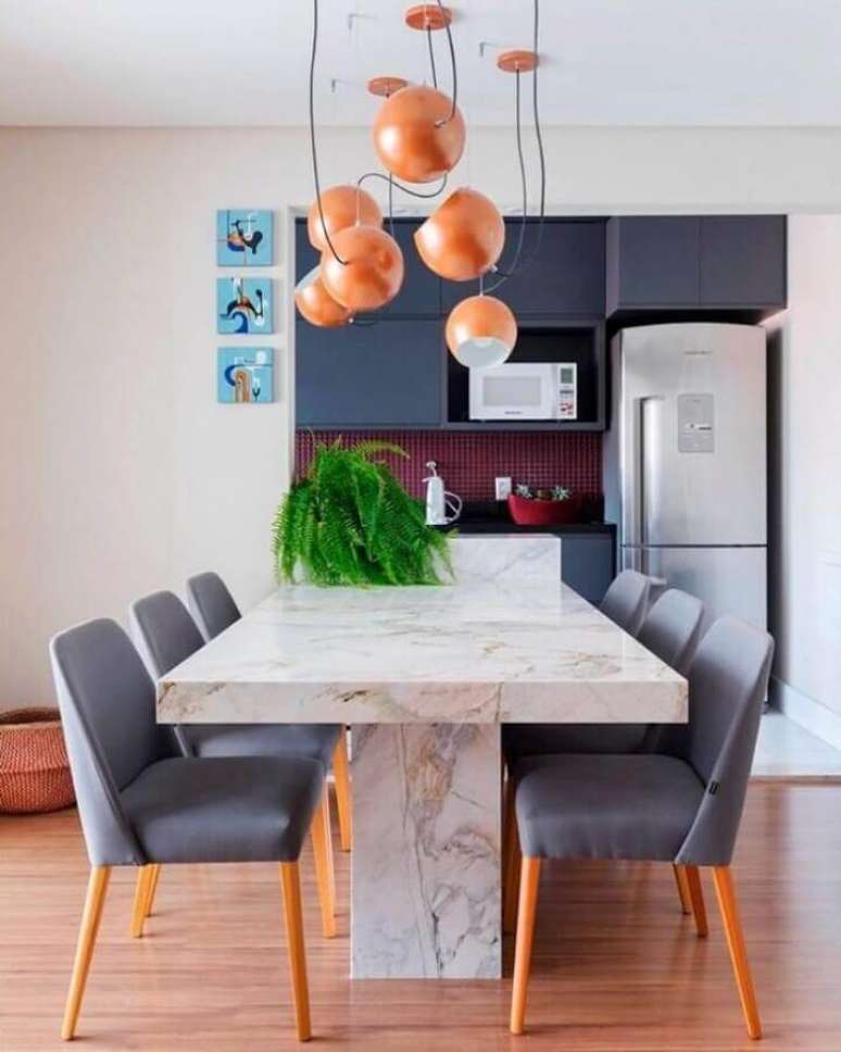 60. Mesa de m&aacute;rmore branco para sala de jantar moderna &ndash; Foto: MIS Arquitetura