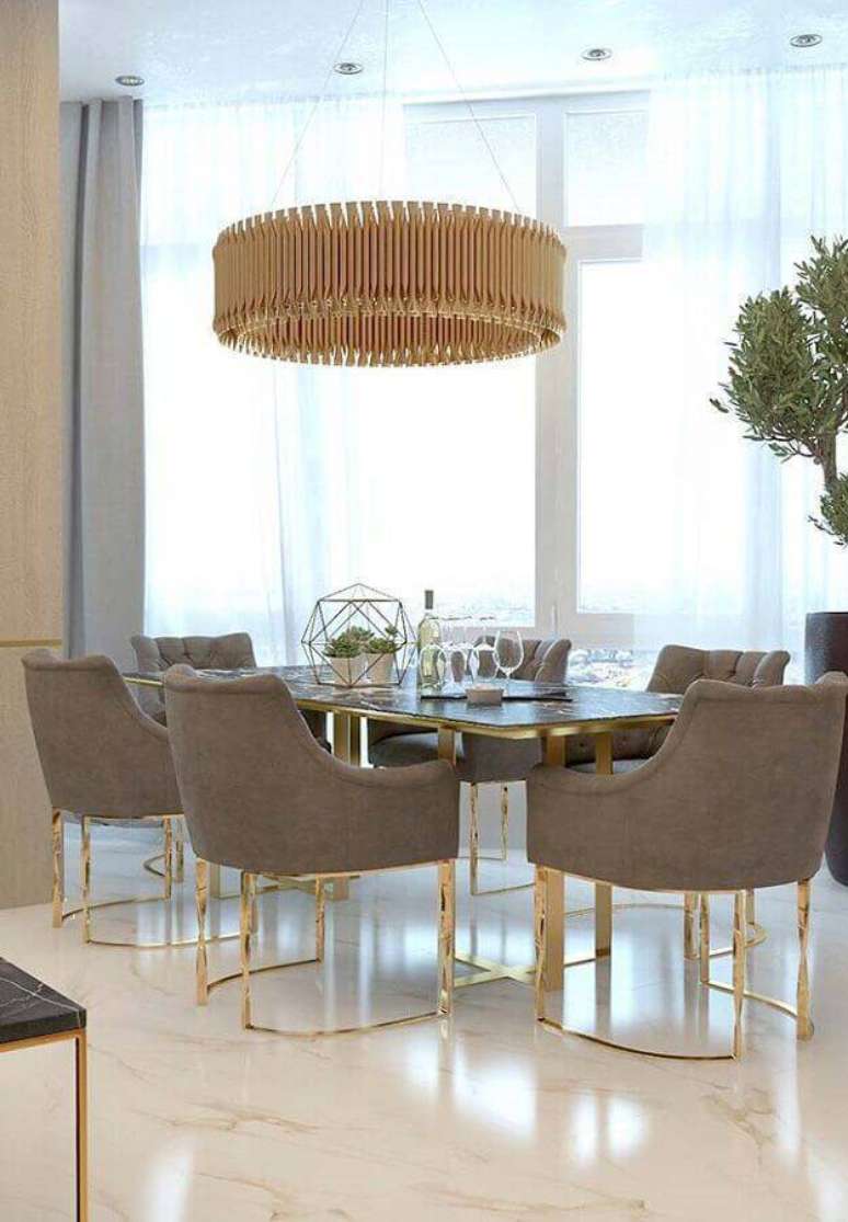 61. Decoração sofisticada para sala de jantar com piso de mármore branco – Foto: Maurício Gebara Arquitetura