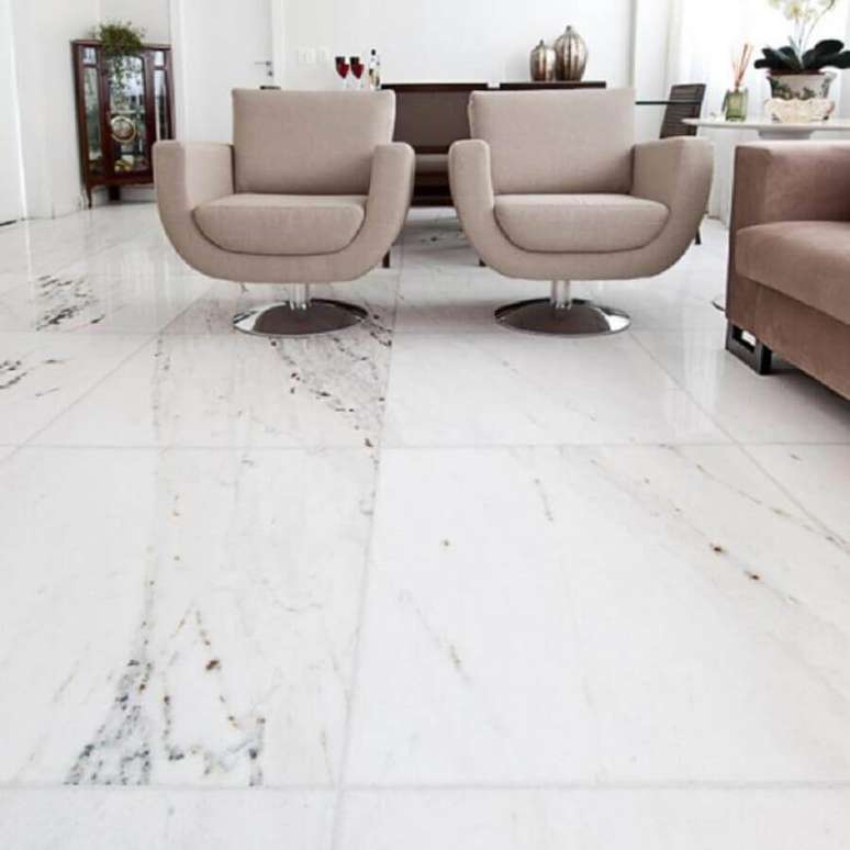 63. Sala de estar sofisticada decorada com piso de m&aacute;rmore branco &ndash; Foto: Juliana Siqueira