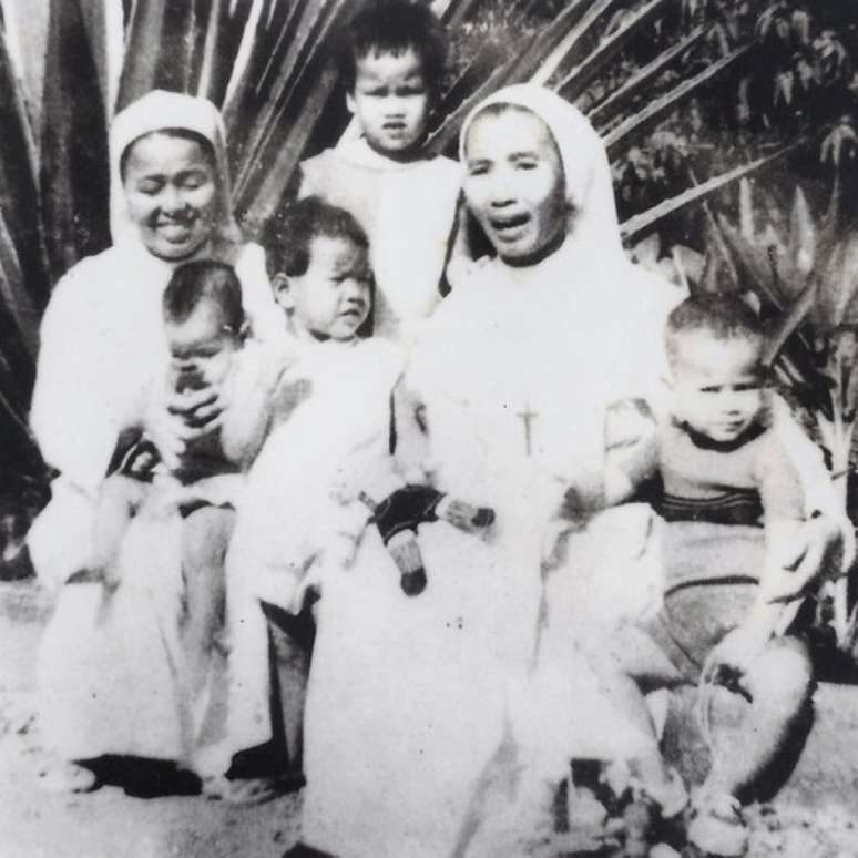 Tuy no orfanato com as freiras antes de ser adotado