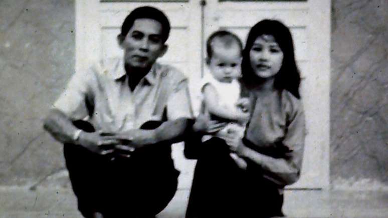 A &uacute;nica foto de Tuy beb&ecirc; com sua m&atilde;e e pai biol&oacute;gicos