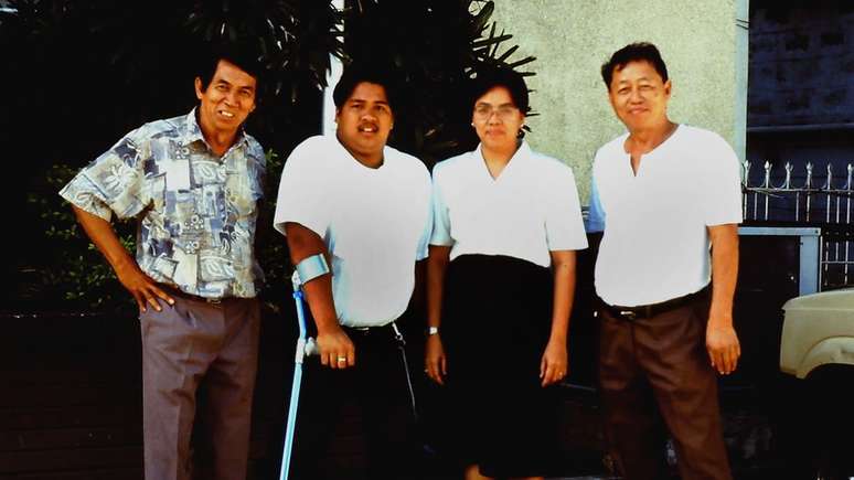 Tuy descobriu por meio do pai Pantale&oacute;n (&agrave; esquerda), que tinha uma nova fam&iacute;lia nas Filipinas