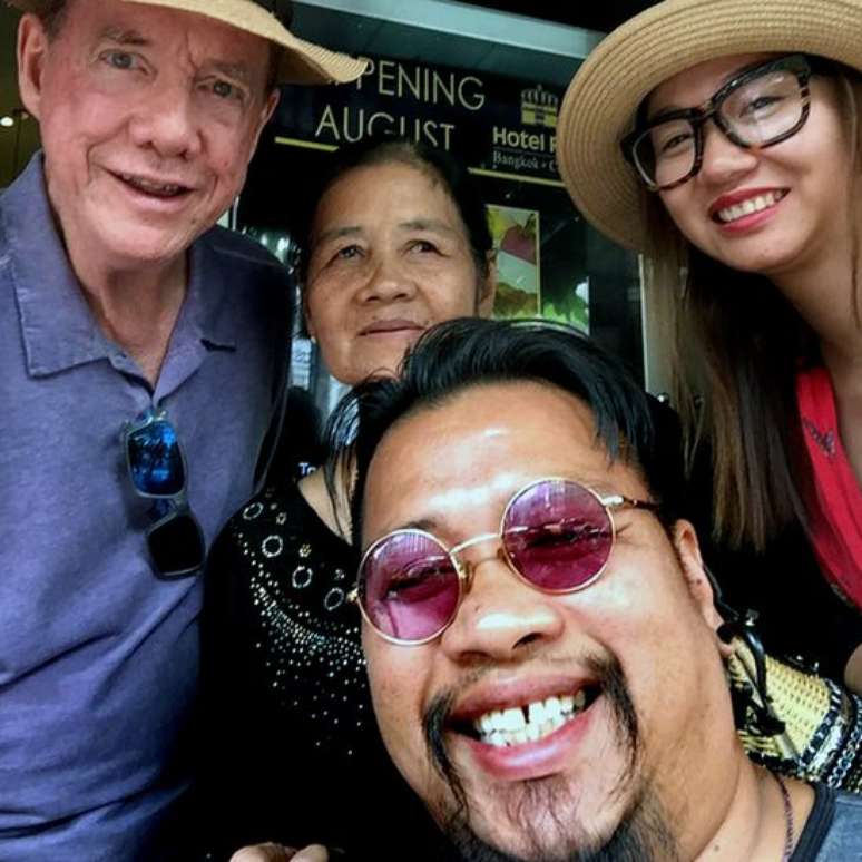 Tuy com o pai adotivo Thomas (&agrave; esquerda), a m&atilde;e Thi Be e a esposa Huong (&agrave; direita)