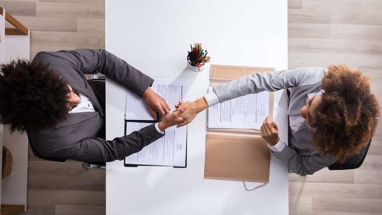 O aperto de m&atilde;o &eacute; importante, ent&atilde;o treine a maneira de cumprimentar o recrutador antes da entrevista