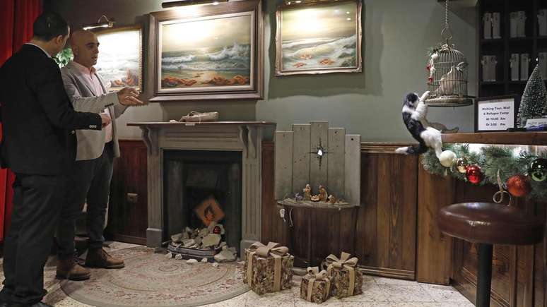 Na frente da manjedoura h&aacute; tr&ecirc;s grandes presentes embrulhados, mas n&atilde;o se sabe o que o que est&aacute; nos pacotes