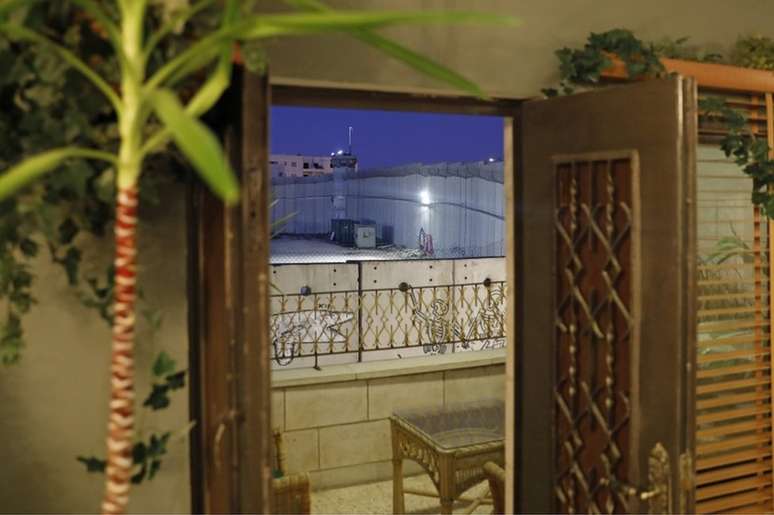 A vista dos quartos do hotel &eacute; o muro divis&oacute;rio de Israel