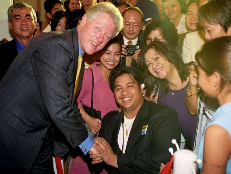 Clinton chamou o fot&oacute;grafo oficial para tirar uma foto com Tuy