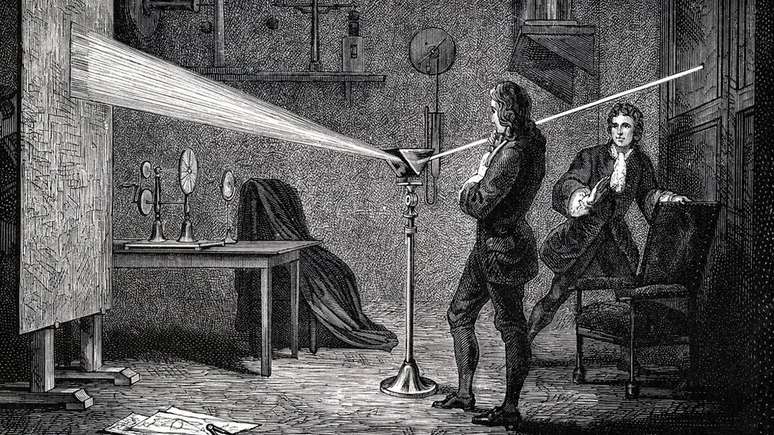 Isaac Newton usou uma prisma para separar a luz do sol em cores