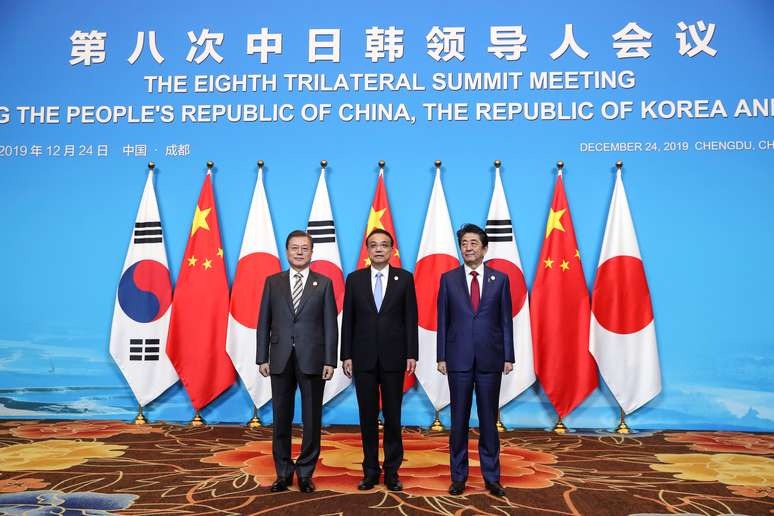 Premi&ecirc; da China, Li Keqiang, primeiro-ministro do Jap&atilde;o, Shinzo Abe, e presidente da Coreia do Sul, Moon Jae, posam para fotos antes de c&uacute;pula em Chengdu, na prov&iacute;ncia de Sichuan, na China. 24/12/2019. China Daily via REUTERS  