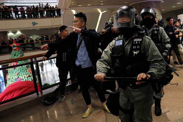 Polícia chega para dispersar manifestantes antigoverno que protestam dentro de um shopping na véspera de Natal em Hong Kong, China, 24/12/2019. REUTERS/Tyrione Siu