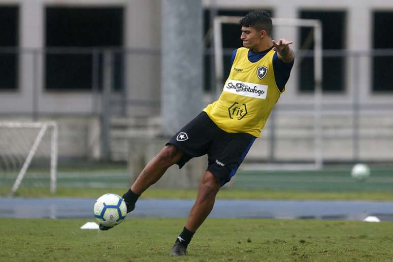Lucas Pimenta em um treino do Botafogo (Foto: Vítor Silva/Botafogo)