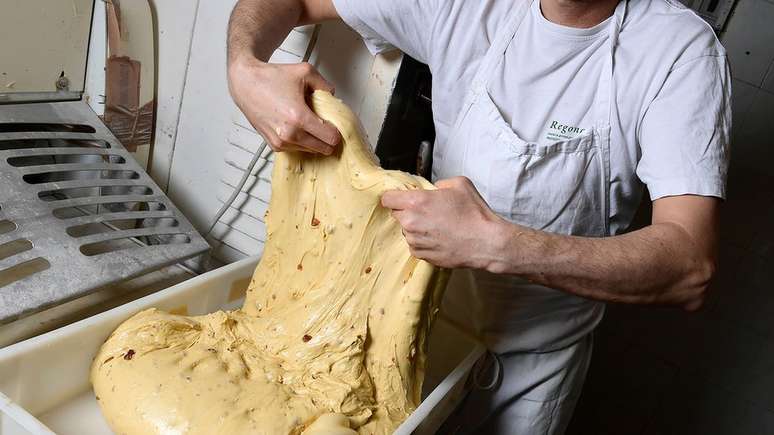 Em muitas padarias italianas, ainda se faz panetone de forma artesanal