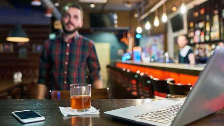 Para identificar o pr&eacute;-esgotamento, preste aten&ccedil;&atilde;o nos maus h&aacute;bitos, como beber demais e depender de a&ccedil;&uacute;car para passar o dia