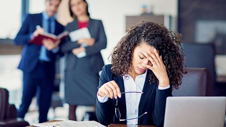 O ambiente de trabalho pode contribuir para a sensa&ccedil;&atilde;o de esgotamento, especialmente quando h&aacute; press&atilde;o intensa e pouco apoio