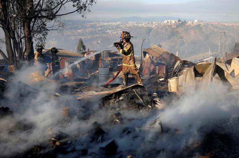 Bombeiros combatem inc&ecirc;ndio em Valparaiso. REUTERS/Rodrigo Garrido