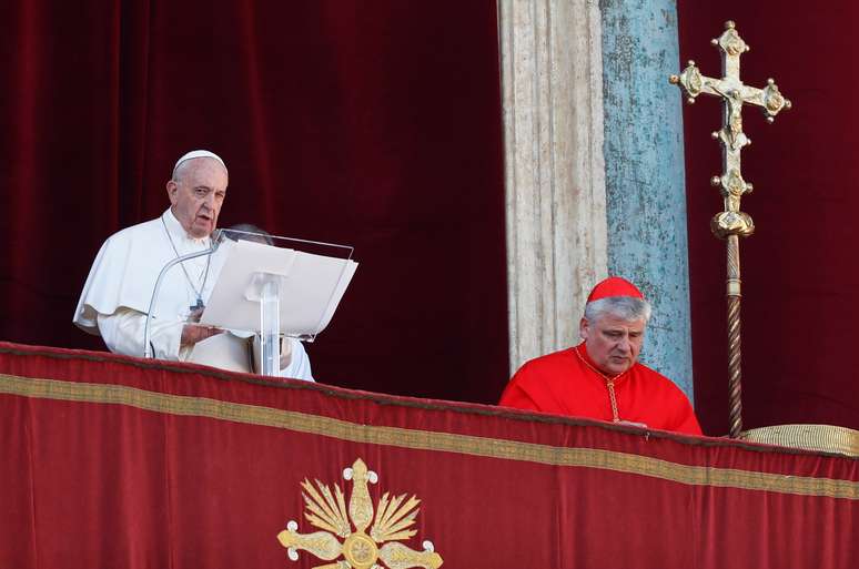 Papa Francisco transmite sua mensagem "Urbi et Orbi" na Basílica de São Pedro. REUTERS/Yara Nardi