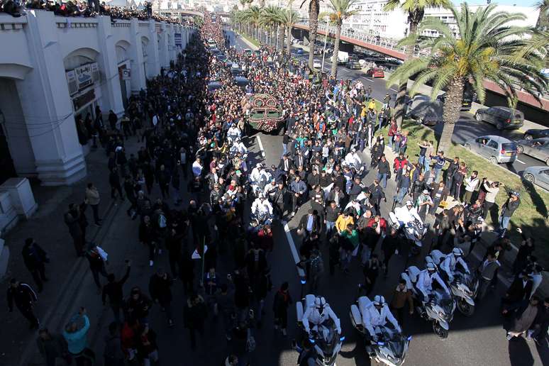 Pessoas acompanham funeral do tenente-general Ahmed Gaed Salah, em Algiers. REUTERS/Stringer 