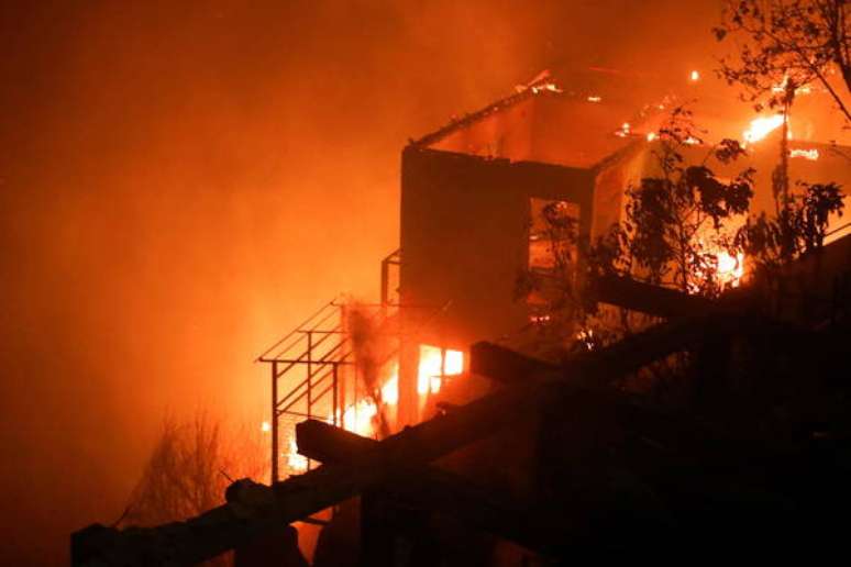 Incêndio em Valparaíso, no Chile, destrói centenas de casas