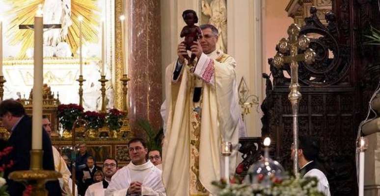 Missa em Palermo, na Itália, é celebrada com menino Jesus negro