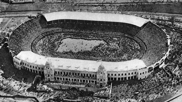 O primeiro jogo de futebol no est&aacute;dio original de Wembley foi a final da Copa da Inglaterra em 1923