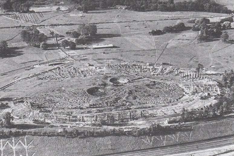 As marcas da torre de Edward ainda estavam vis&iacute;veis quando come&ccedil;aram as obras do est&aacute;dio de Wembley na d&eacute;cada de 1920