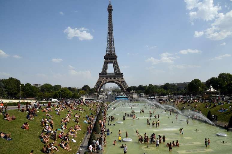 Torre Eiffel &eacute; uma das atra&ccedil;&otilde;es tur&iacute;sticas mais visitadas do mundo