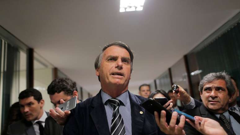 Em foto de setembro de 2018, Bolsonaro fala com a imprensa em corredor do Congresso; presidentes da Câmara e Senado garantem que a agenda do Legislativo priorizará economia, e não costumes