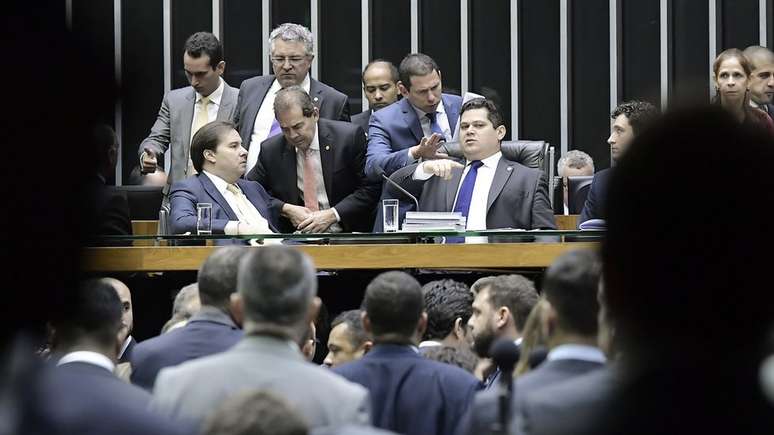 Ao centro, Rodrigo Maia e Davi Alcolumbre; eles ficam no comando da Câmara e do Senado pelo menos até fevereiro de 2021