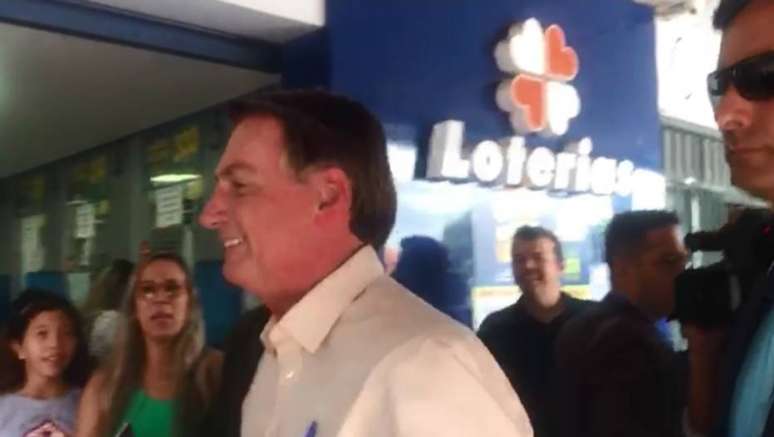 O presidente Bolsonaro faz aposta em lotérica localizada no bairro Cruzeiro, em Brasília 